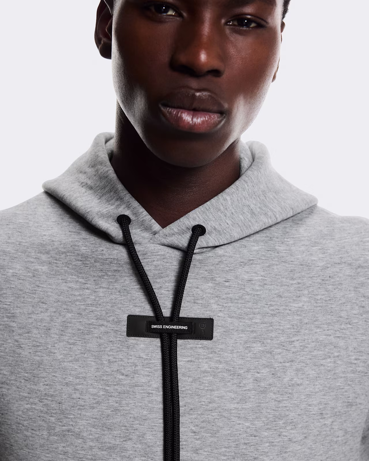 Hoodie On Focus Tech Hoodie Basalt – Image 4